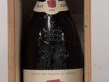 une bouteille de vin dans un coffret en bois sur une table