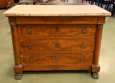 une commode en bois avec un plateau en marbre