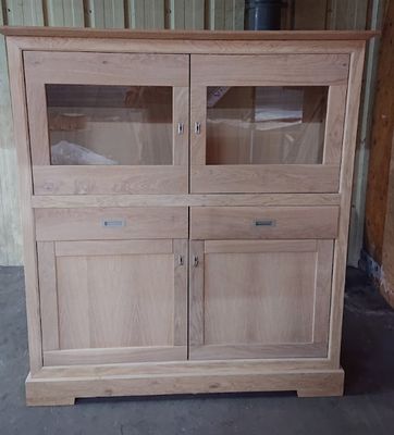 une armoire en bois surmontée de deux portes vitrées