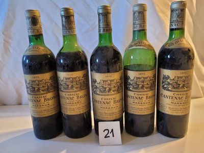 quatre bouteilles de vin sont alignées sur une table