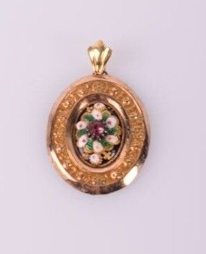 une image représentant un cadenas doré orné d'un motif floral