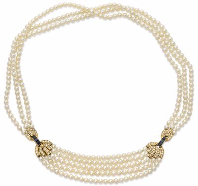 un collier de perles à trois rangs muni d'un fermoir en or