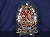 un dôme de verre avec une horloge à l'intérieur sur une table