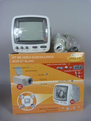 un petit téléviseur posé sur une boîte