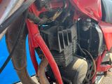 une moto rouge garée sur le bord de la route