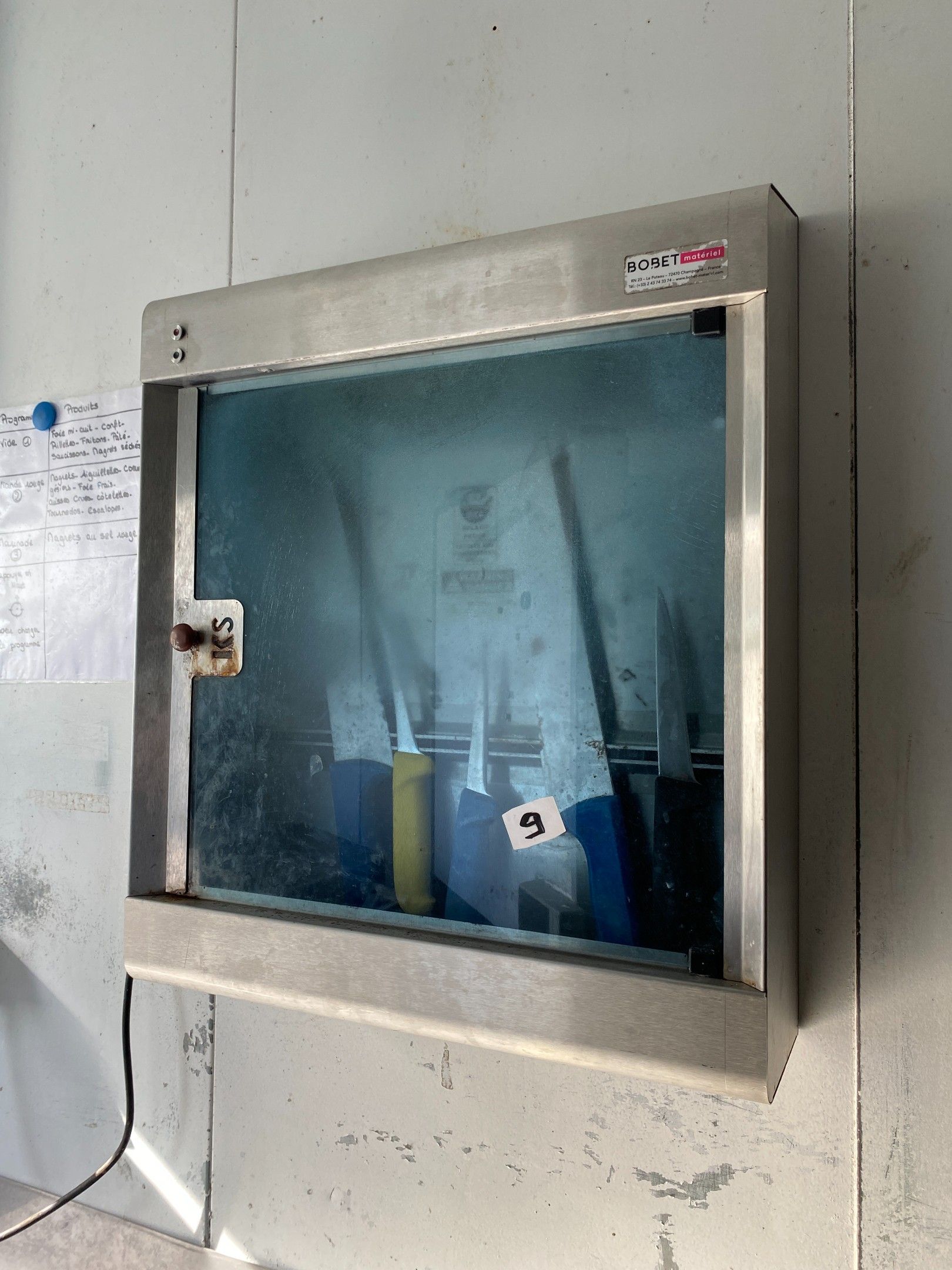 Une petite armoire de stérilisation