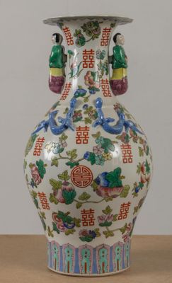 un vase posé sur une table, orné de caractères asiatiques