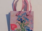 un petit sac orné d'un motif de fleurs