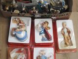 une boîte remplie de figurines de Noël posée sur une table