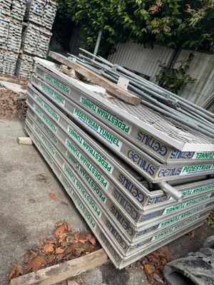 une pile de barres d'acier empilées les unes sur les autres