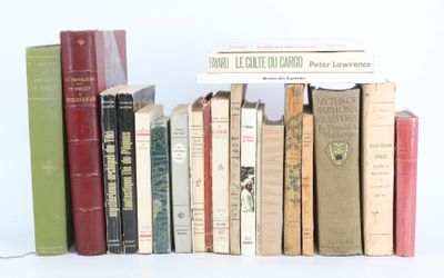 a lot of books that are sitting on a shelf