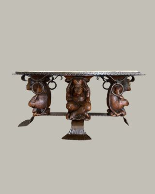 un gros plan d'une table sur laquelle se trouve un oiseau
