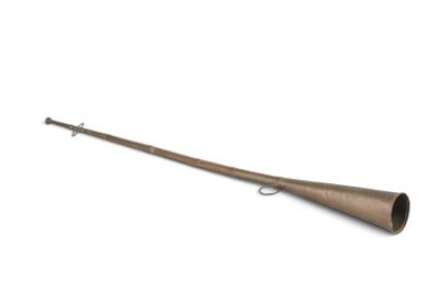un vieux fusil avec un canon en bois sur fond blanc