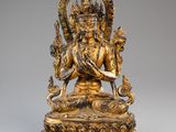 une image représentant une statue en or d'un homme tenant un serpent