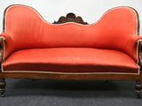 un canapé rouge posé sur la moquette