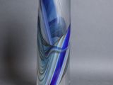 deux vases en verre ornés de motifs tourbillonnants bleus et blancs