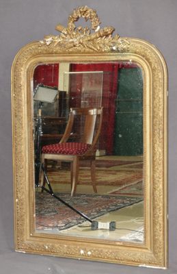 un miroir avec un cadre doré sur le mur