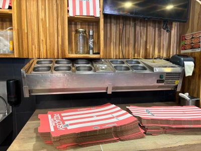 de nombreux sacs de nourriture posés sur le comptoir d'un restaurant
