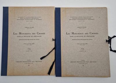 un livre ouvert sur lequel est posé un ruban noir