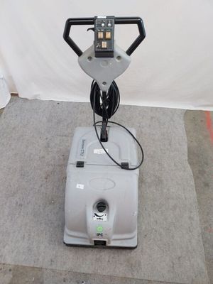 une machine posée sur le sol de la pièce