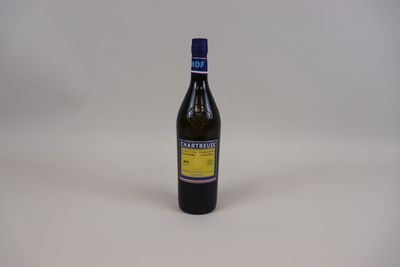 une bouteille de vin posée sur une table