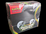 une boîte de cartes à collectionner Pokémon sur fond noir