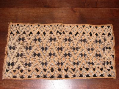 gros plan d'un tapis sur un plancher en bois