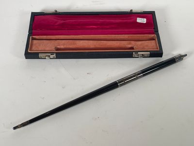 une image représentant un stylo et un étui à stylos posés sur une table