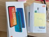 une personne assise à une table avec une boîte de stylos et un téléphone portable