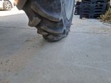 un pneu de tracteur posé sur le trottoir