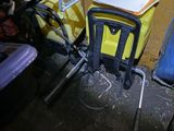un vélo et une chaise dans une pièce aux murs jaunes
