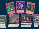un lot de cartes posées sur une table
