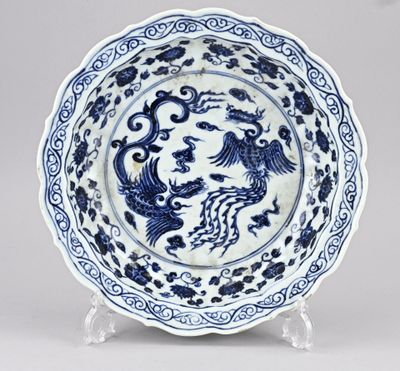 une assiette bleue et blanche sur laquelle sont représentés deux oiseaux