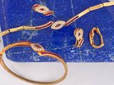 un gros plan sur un bracelet, une bague et un bracelet posés sur une dalle de marbre bleu