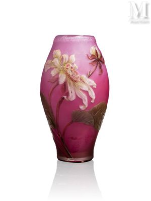un vase rose sur lequel sont peintes des fleurs, sur un fond blanc