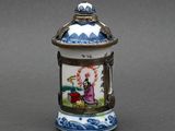 une image représentant un petit récipient en porcelaine orné d'une peinture