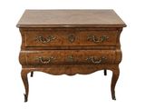 une vieille commode en bois surmontée d'un tiroir