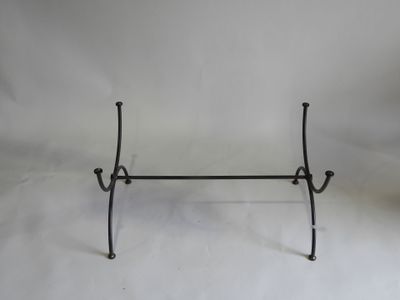 une image représentant une table en fer forgé avec un plateau en verre, sur fond blanc