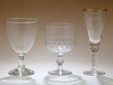 trois verres à vin posés l'un à côté de l'autre sur une table