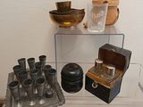 une vitrine contenant un grand nombre d'objets différents