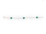 un bracelet composé d'une seule perle d'émeraude montée sur une chaîne en or