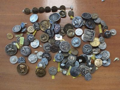 un tas de pièces de monnaie posées sur une table, parmi de nombreuses autres pièces