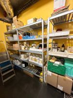 (A l'étage) 7 étagères alimentaires, 7 vestiaires et stock d… (photo 2)