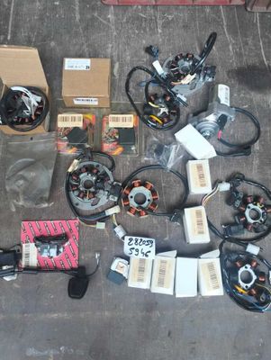 tout un tas de pièces électriques diverses éparpillées par terre