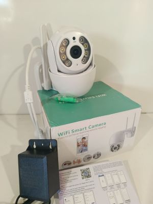 un appareil photo posé sur une boîte