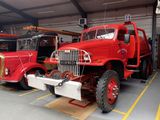 deux vieux camions de pompiers garés dans un garage