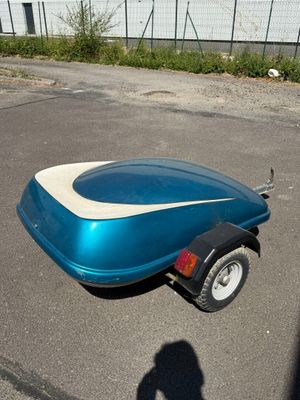 une petite voiture bleue garée sur le parking