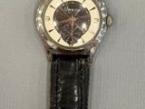 une image d'une montre-bracelet sur une surface blanche
