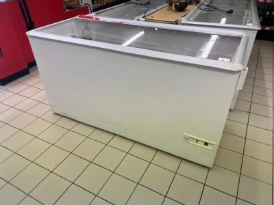 une grande vitrine au milieu d'un magasin