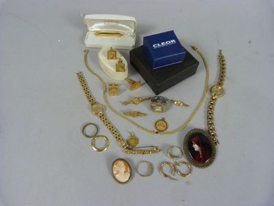 de nombreux bijoux en or et en argent posés sur une table blanche
